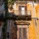 ...dotati di persiane scure e architravi con decori vegetali